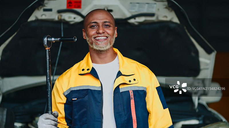 在汽车服务中心修理车辆的维修工人图片素材