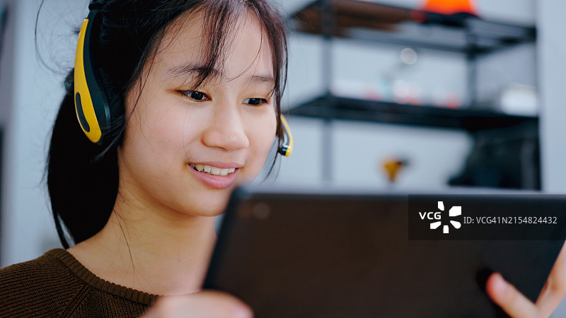 少女们和朋友一起玩电子竞技游戏图片素材