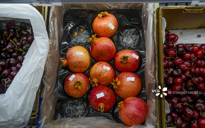 横滨中华街的智利石榴和美国樱桃图片素材