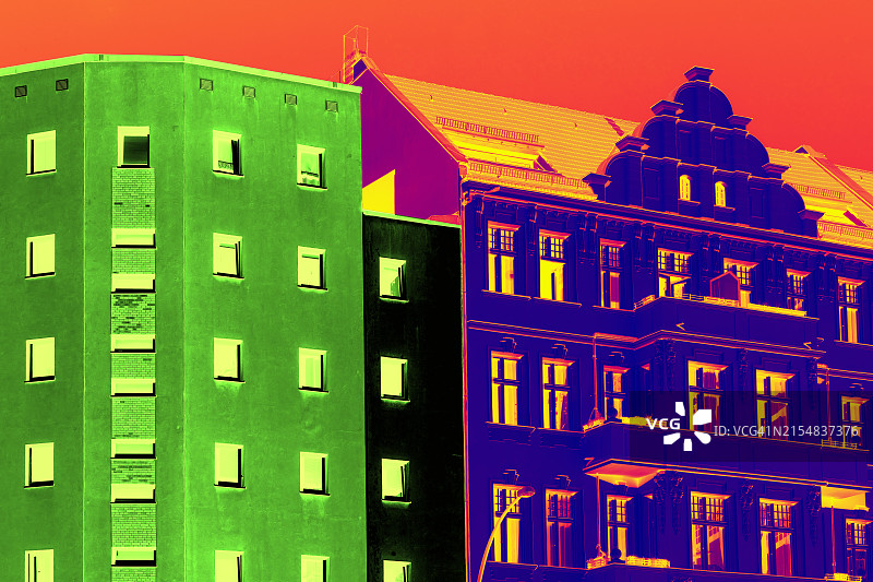 现代和历史建筑外墙的红外热扫描显示不同的隔热效果图片素材