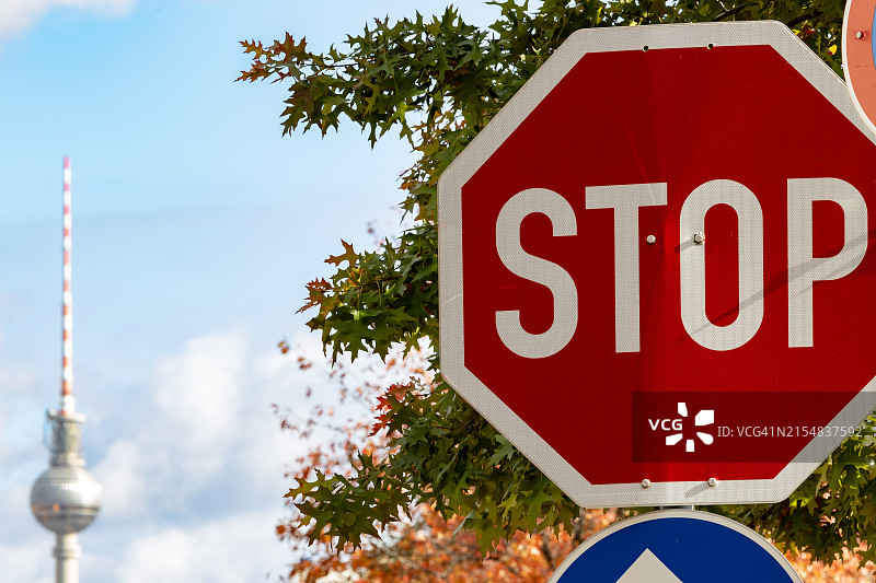 带有柏林电视塔背景的大型停车标志图片素材