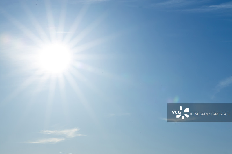 蓝天中的阳光图片素材