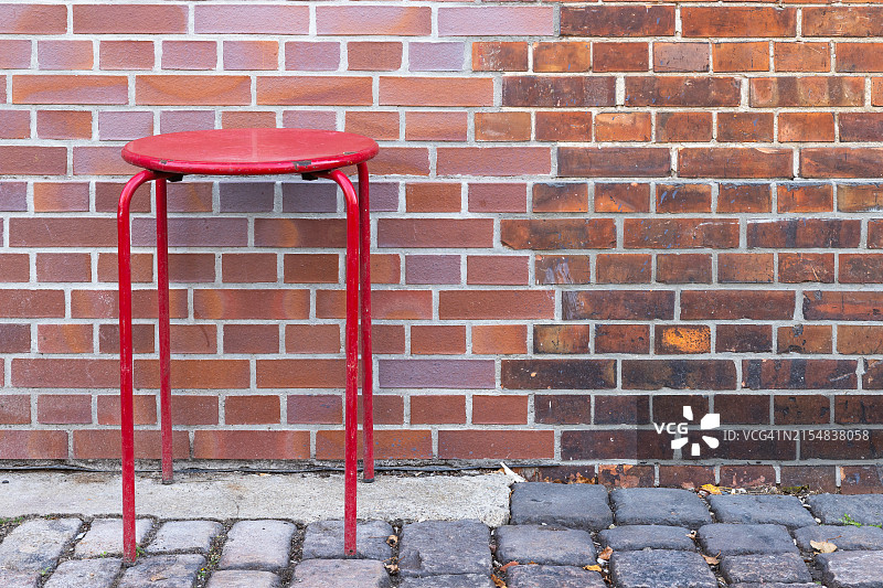砖墙前的红色桌子图片素材