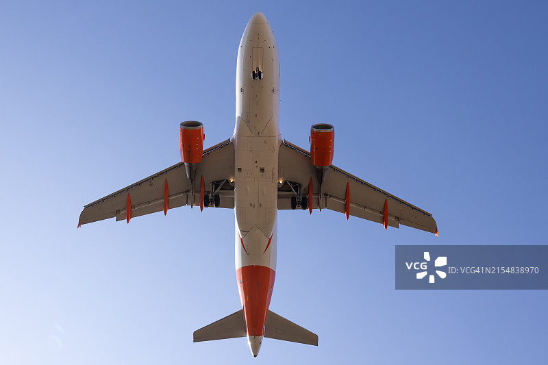 蓝天上的高架桥和客机图片素材