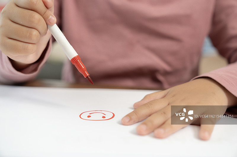 年轻的孩子正在练习绘画图片素材