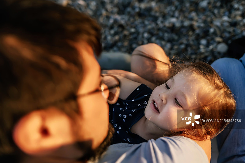 父亲抱着女儿，女儿深情地看着他图片素材