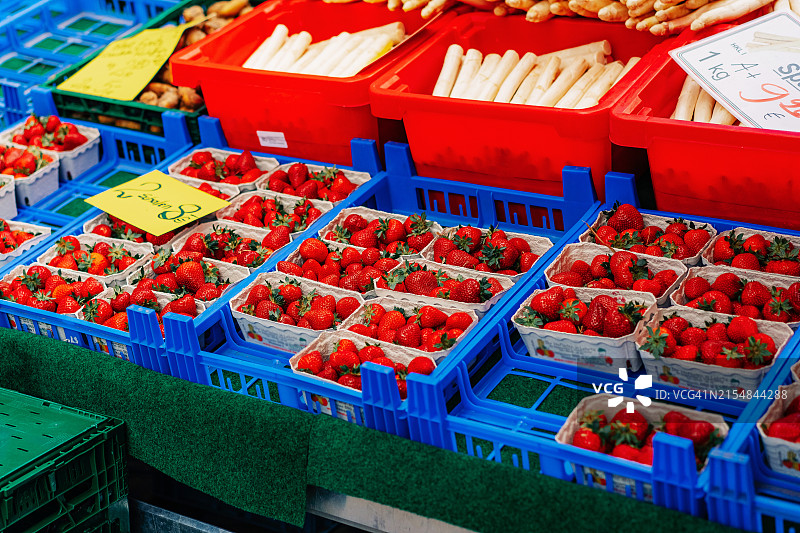农贸市场上的新鲜草莓图片素材