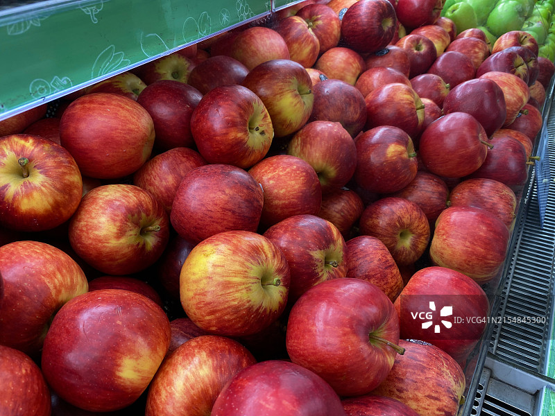 市场上堆满新鲜苹果图片素材