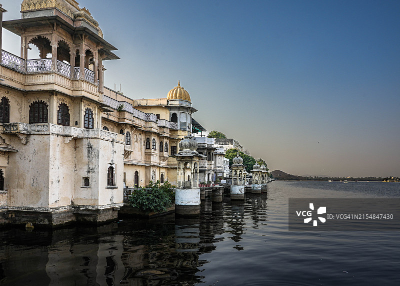 印度乌代浦城市宫殿与皮丘拉湖（背面）图片素材