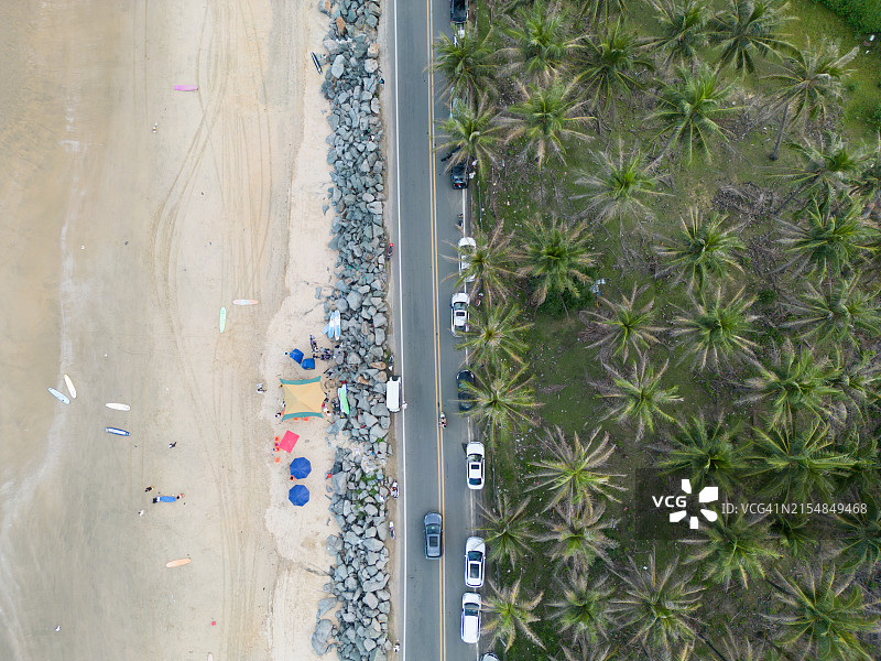 俯瞰海岸、公路、椰子树和海滩图片素材