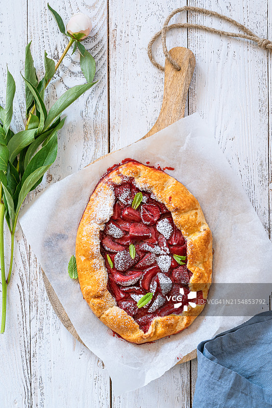 新鲜出炉的草莓水果馅饼图片素材