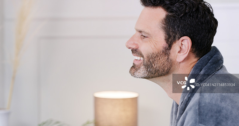 男人在床上思考放松：早晨醒来，心情愉悦图片素材