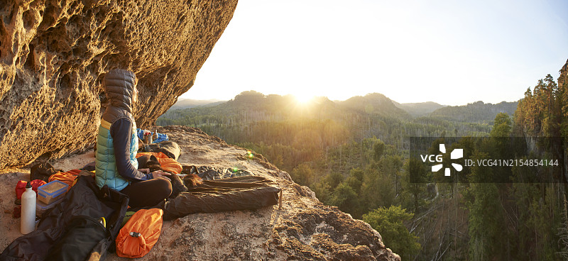 日出时分，独自醒来的女子全景图图片素材