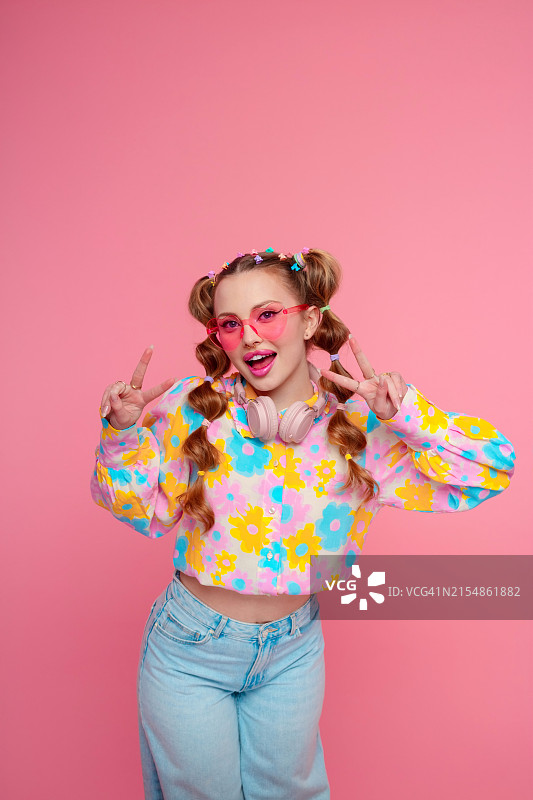 时尚的Z世代年轻女性图片素材