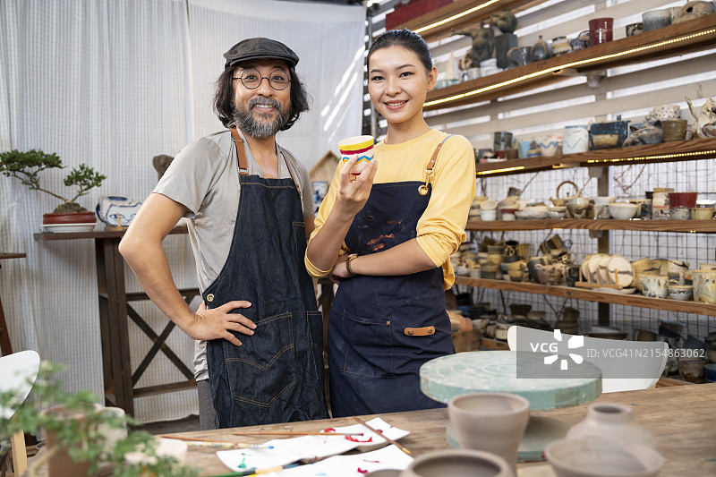 在艺术工作室里微笑的男女同事图片素材