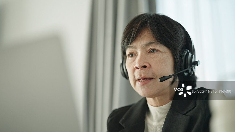 在线会面的亚洲女商人图片素材