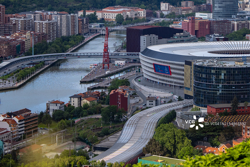 毕尔巴鄂城市景观：圣马梅斯体育场、伊维尔德罗拉塔和古根海姆博物馆图片素材