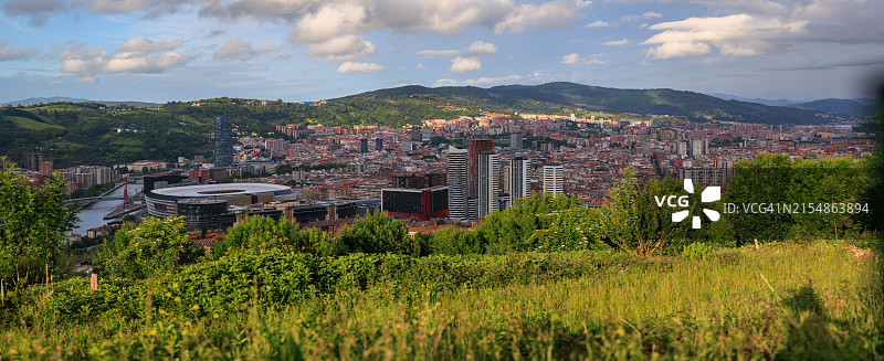 毕尔巴鄂城市景观之上的日落和谐图片素材