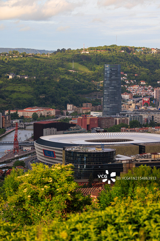 毕尔巴鄂城市景观：圣马梅斯体育场、伊维尔德罗拉塔和古根海姆博物馆图片素材