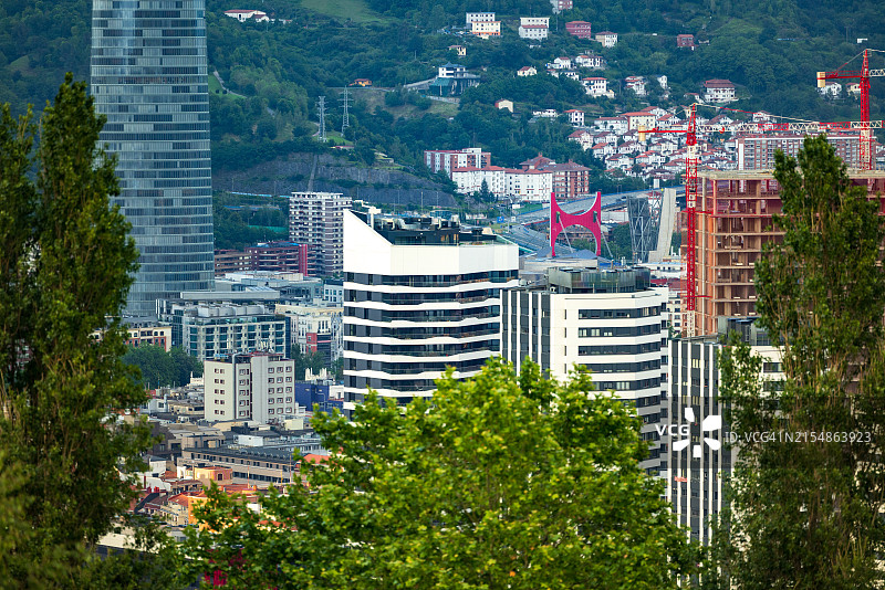 现代毕尔巴鄂与祖比祖里桥和绿色山丘图片素材