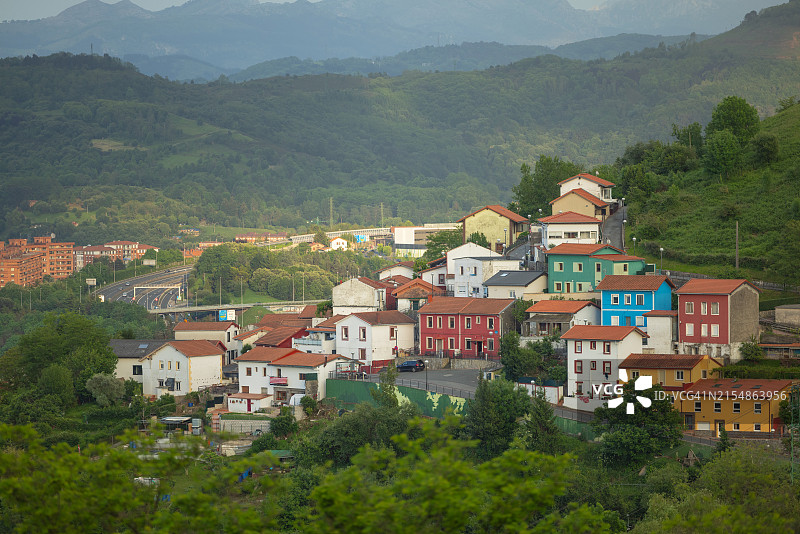 毕尔巴鄂城市瞭望台上色彩鲜艳的房屋图片素材