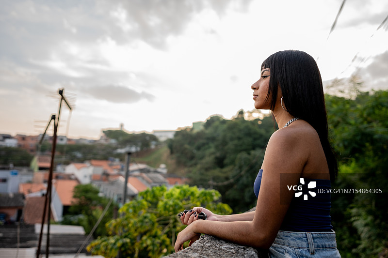 在户外沉思的年轻女人图片素材