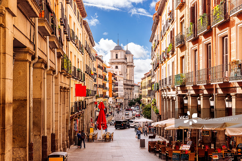 西班牙马德里老城阳光街道图片素材