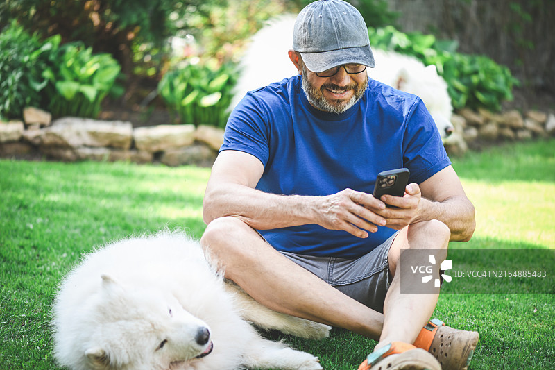 中年男人和萨摩耶犬图片素材