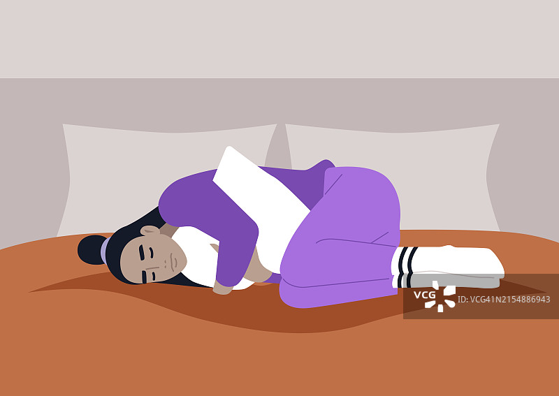一个人穿着舒适的紫色睡衣和白色袜子，在床上蜷缩着，抱着枕头平静地睡觉，周围是柔软的枕头和温暖的毯子图片素材