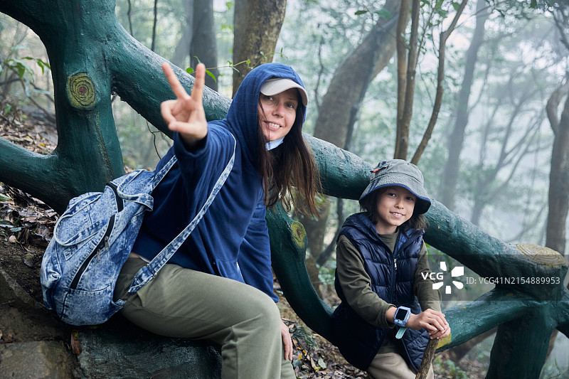 母子在宁静的森林中分享快乐时光图片素材