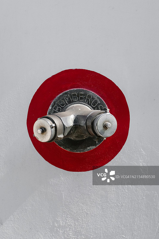 佐治亚街上的红色冷水消防栓，靠近住宅区的一所房子。用于灭火的起重机，室外。安全系统，预防措施。消防安全规则。供水喷淋系统。街道消防起重机。图片素材