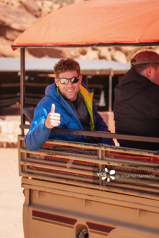 戴着太阳镜的年轻人图片素材