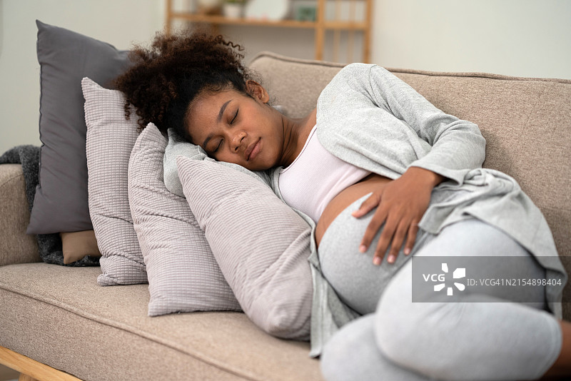 孕妇在沙发上小憩图片素材