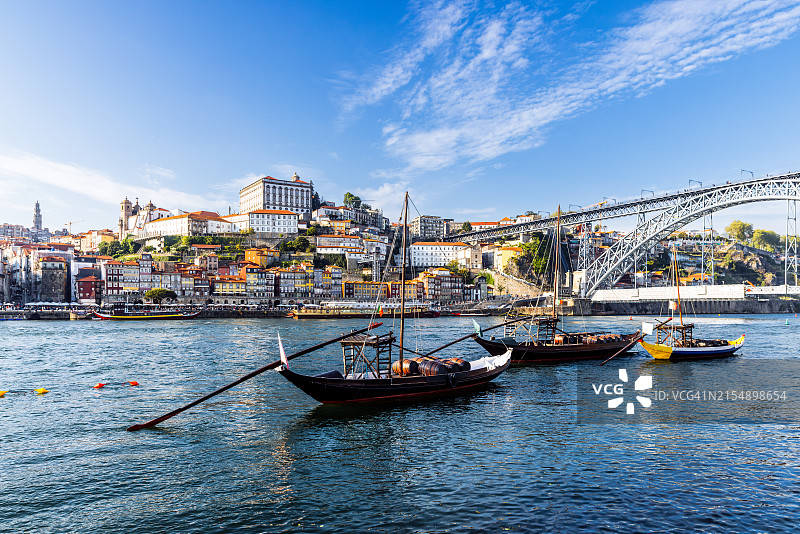 葡萄牙波尔图里贝拉区和载有葡萄酒桶的拉贝洛船图片素材