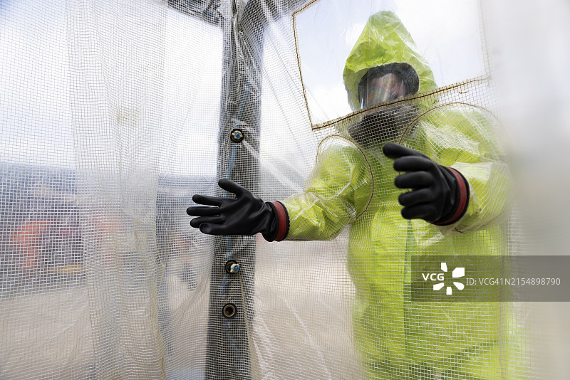 穿戴防化服的救援人员进行灾难预防演习图片素材