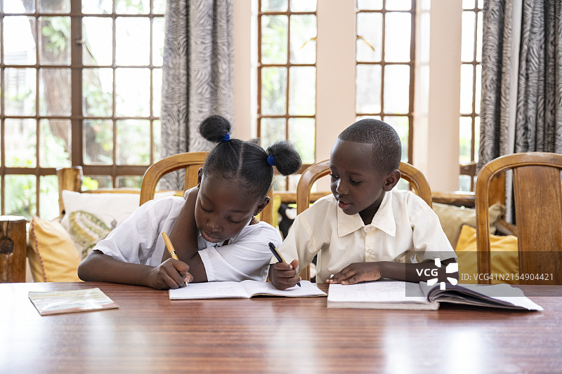 兄妹在家一起做作业图片素材