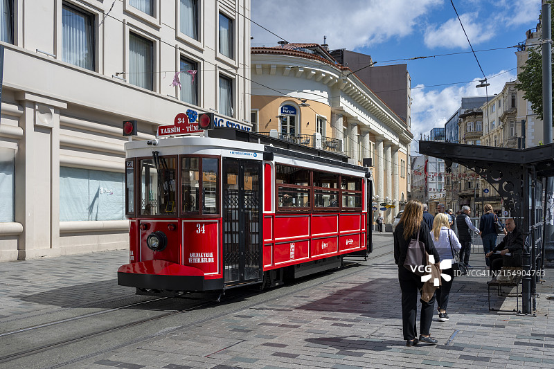 伊斯蒂克拉尔大街上的红色有轨电车图片素材