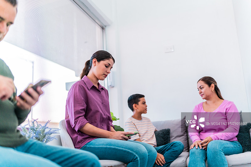 在诊所候诊室等候的患者图片素材