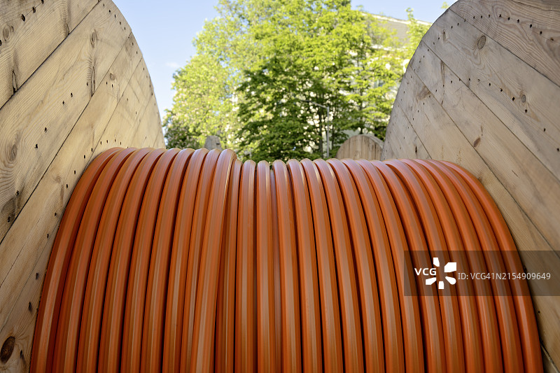 缠绕在木杆上的橙色高速互联网光缆图片素材