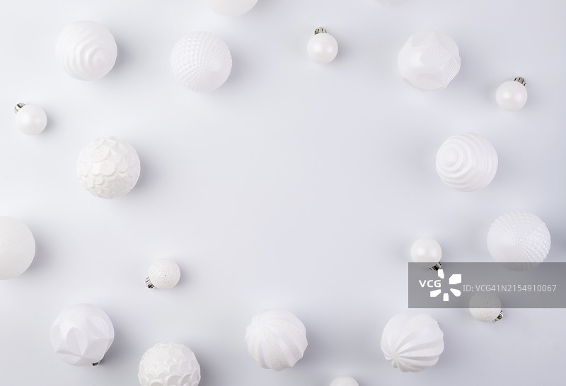 白色背景上的圆形白色圣诞球，带文本区域图片素材