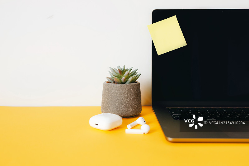笔记本电脑屏幕上的黄色便签，自由职业者、女商人或经理的桌面，有文字空间图片素材