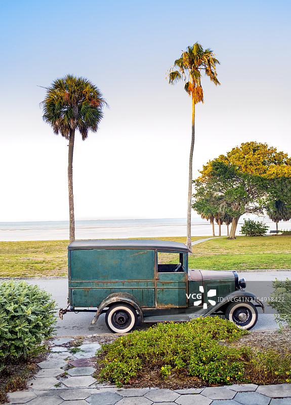 老式机动车，圣彼得堡东南部街区图片素材