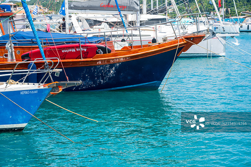 斯基亚索斯港的高桅帆船、船只和游艇图片素材