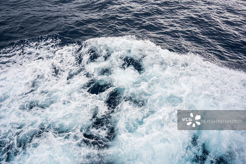 游船激起的涟漪图片素材