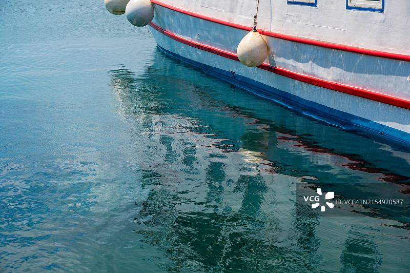 斯基亚索斯港的希腊旅游船图片素材