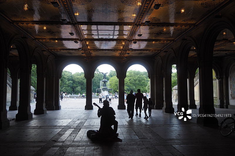 演奏吉他的音乐家图片素材