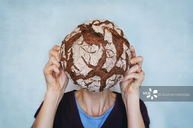 自制面包！荷兰烤箱免揉全麦黑麦面包写真图片素材