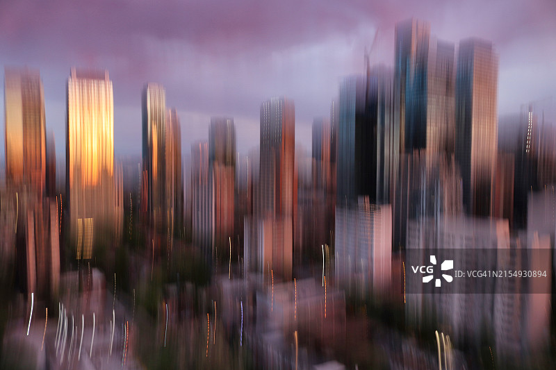 星体投射：城市飞船在日出时分起飞图片素材