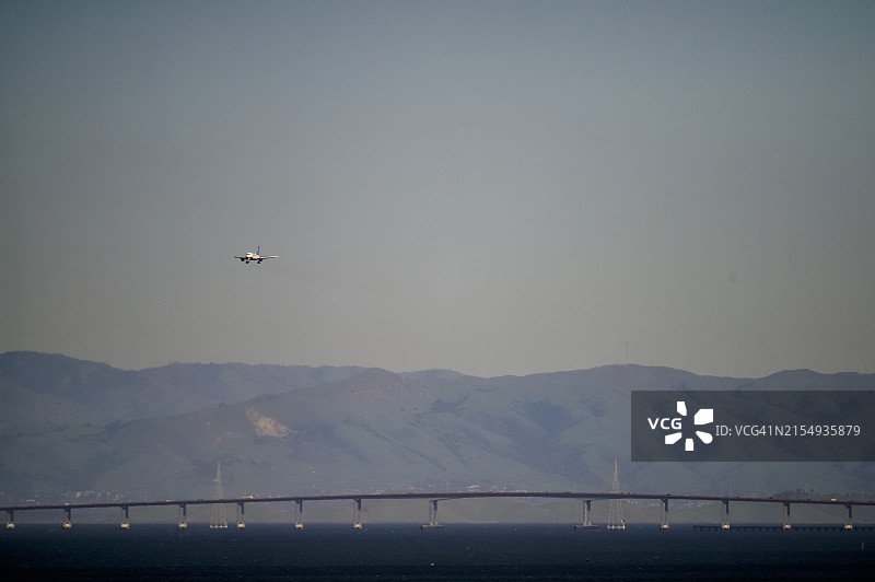 远处飞机着陆图片素材
