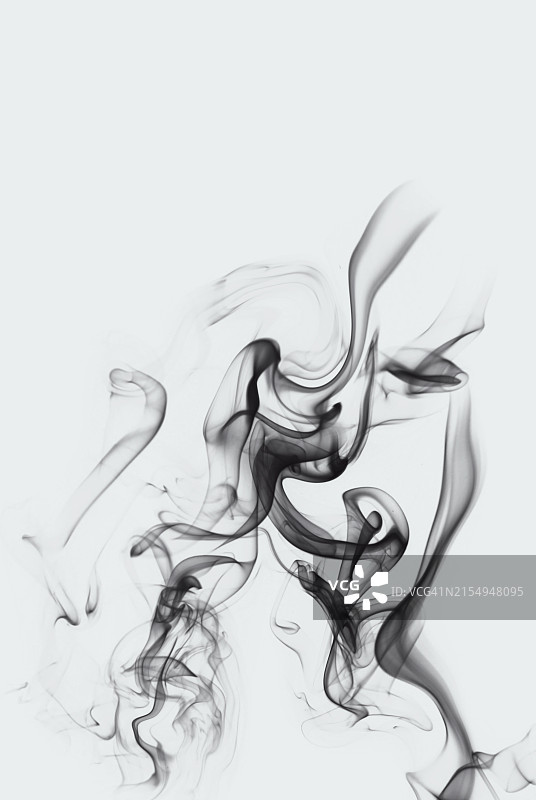 白色背景上的黑色烟雾漩涡图片素材